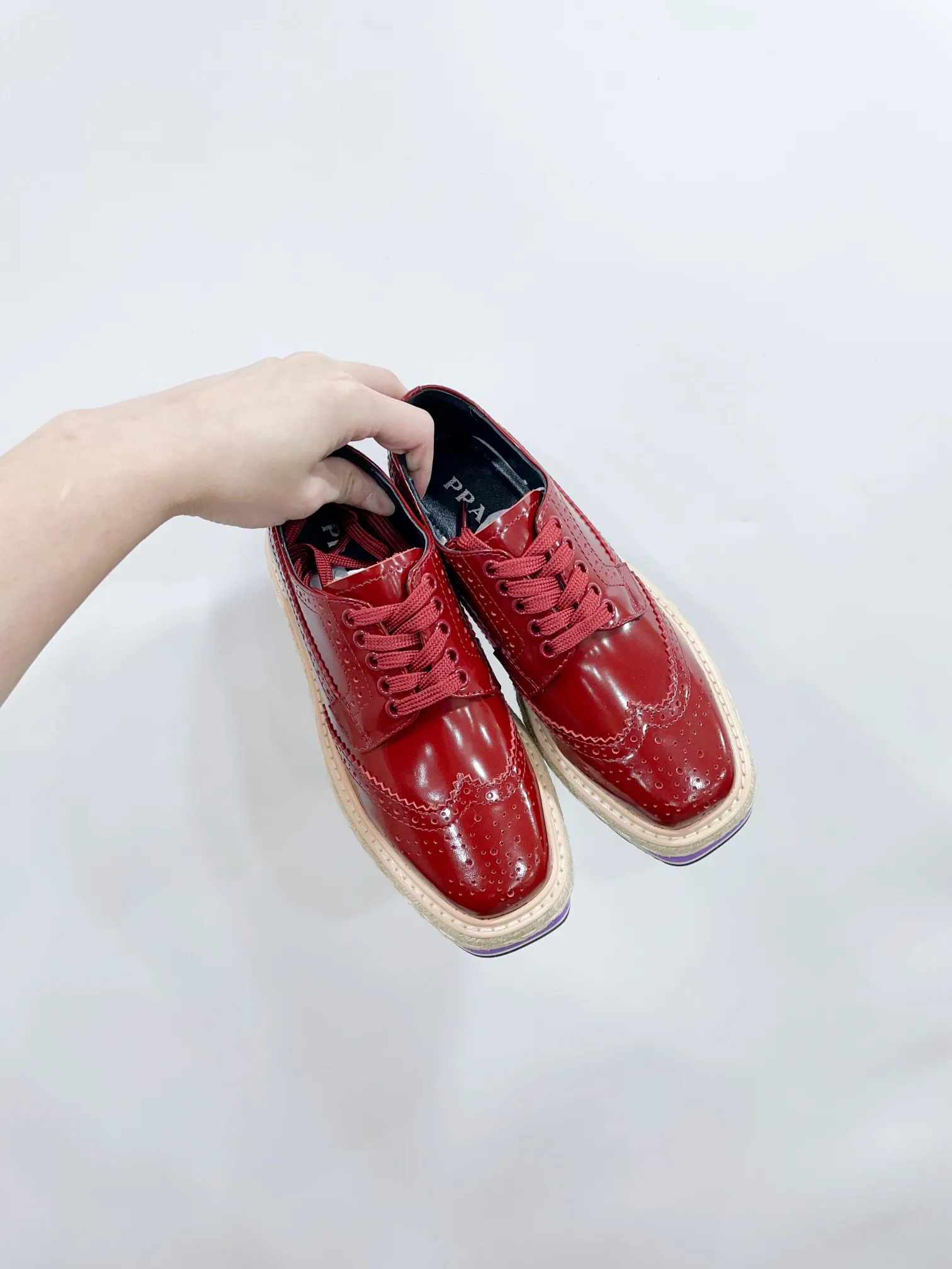 👟👟Ex-factory price 620👟👟 prada fw25 new arrival~ Prada 2025 spring and summer catwalk style｜New platform platform shoes Fashion is a reincarnation P platform shoes have become popular after many years! The classic ten thousand year model #laces, punching, carvings, full of retro British style 💯 The foam material platform thick bottom has a height-increasing effect, which is great news for petite girls! Fabric: Original custom-made imported open-edge beads, sheepskin lining. Sole: Original open-molded Tpu ultra-light foam outsole. Sole thickness: 6CM. The ultimate height increase~ 𝙎𝙞𝙯𝙚: 35-40 (customized for 40 women). Extremely cost-effective ex-factory price, no negotiation for bulk orders.